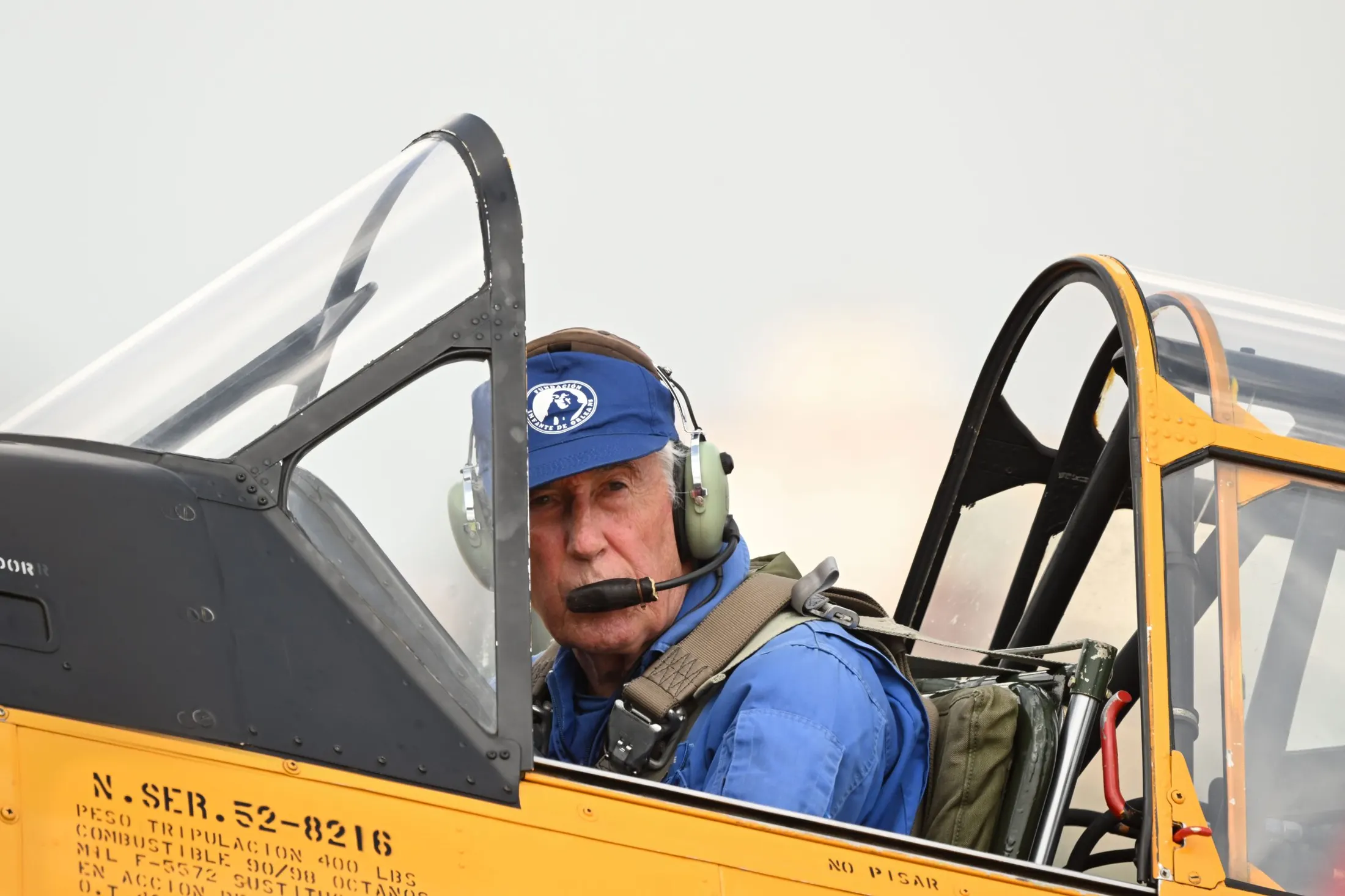 Pilot using a tablet on an airliner flight deck