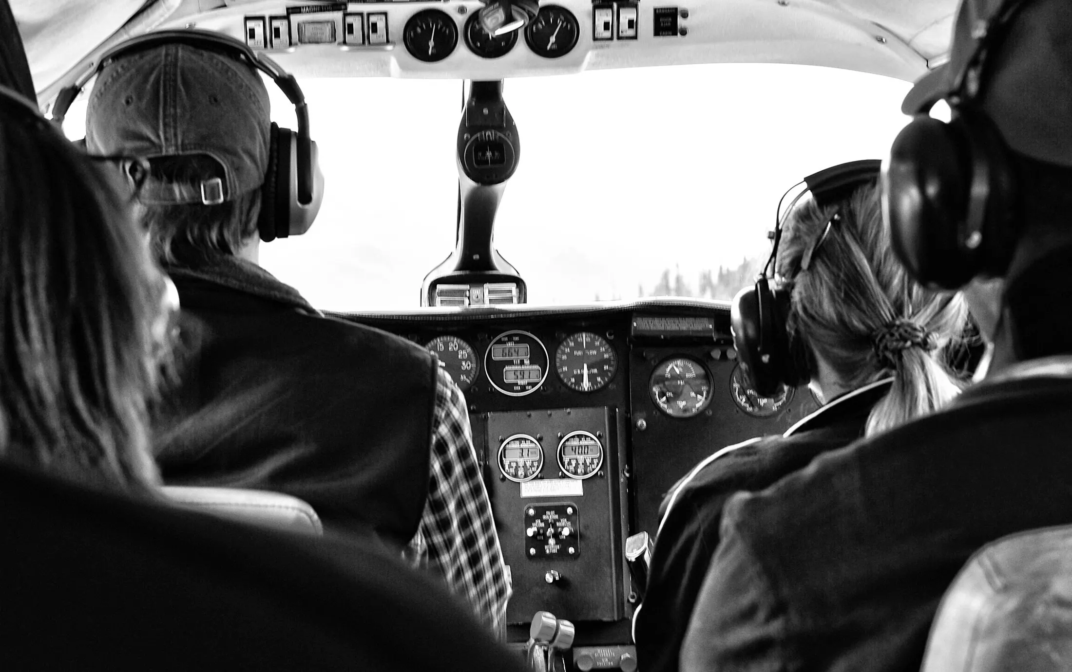 Pilot using a tablet on an airliner flight deck