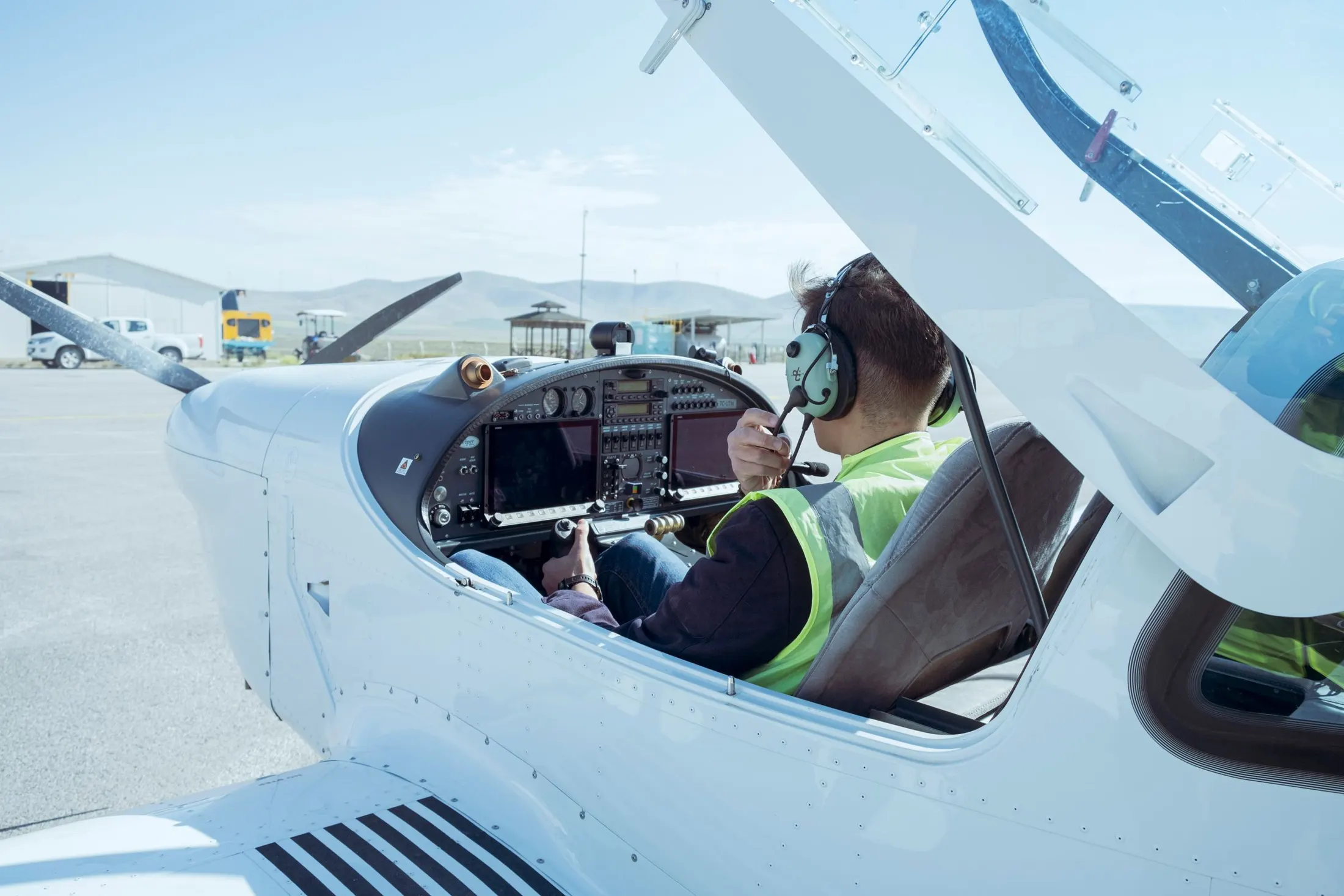 Pilot using a tablet on an airliner flight deck