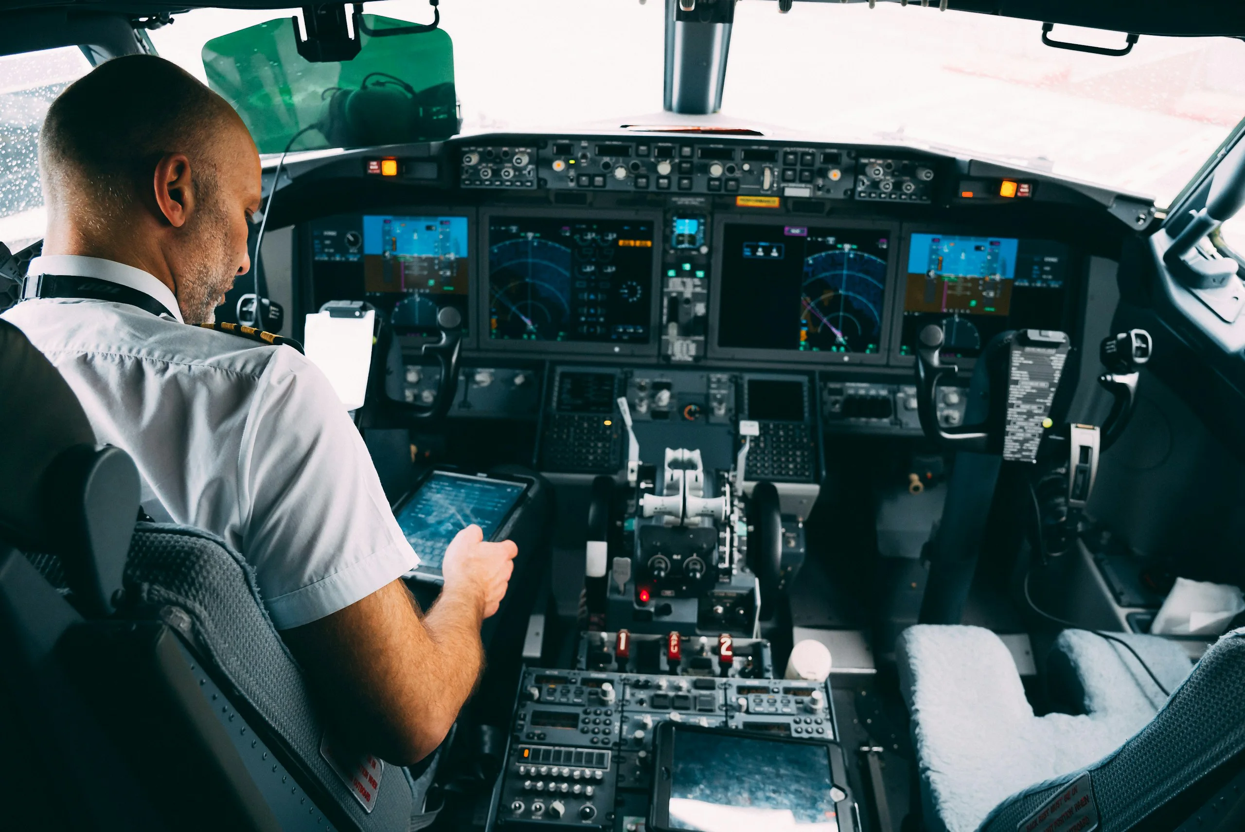Pilot using a tablet on an airliner flight deck